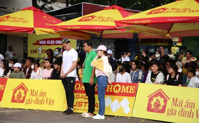 MC Quyền Linh, Ngọc Thanh Tâm xót xa trước cảnh bà cụ 70 tuổi tần tảo nuôi cha hơn 100 tuổi, em gái bị tâm thần và cháu gái mồ côi