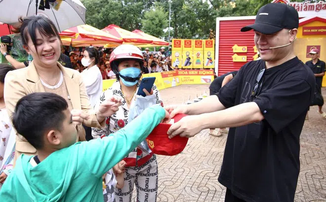 Mái ấm gia đình Việt trao gần 1,5 tỷ đồng cho 18 hoàn cảnh nghèo, khó khăn miền Trung - Tây Nguyên