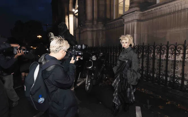 Châu Bùi lập “cú đúp” hàng ghế đầu tại Paris Fashion Week