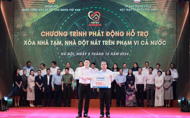 LPBank chung tay vì cộng đồng: Trao 100 tỷ đồng xoá nhà tạm, nhà dột nát