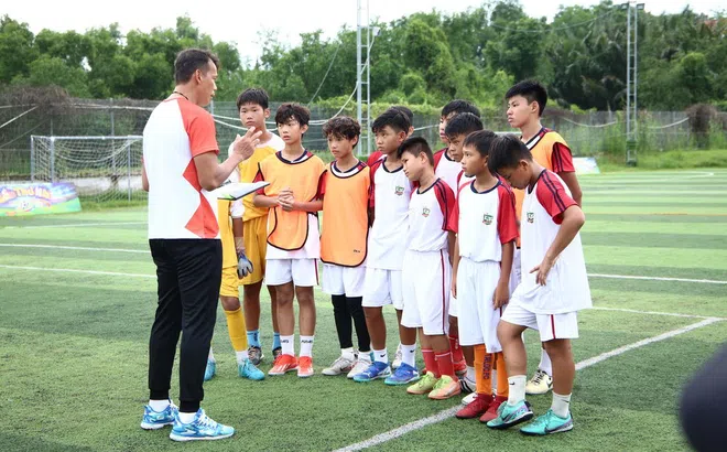 Cầu Thủ Nhí 2024: Bùi Tấn Trường nghiêm túc nhắc nhở các thí sinh trước trận đấu với đối thủ mạnh