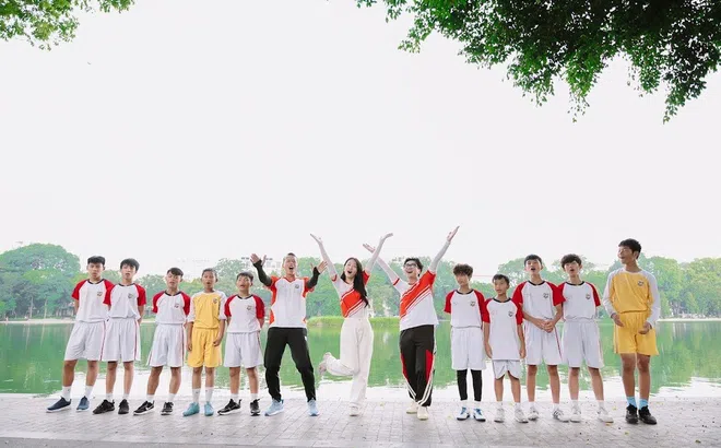 Lê Bống hạnh phúc vì được dẫn các “con trai” về quê hương Hà Nội