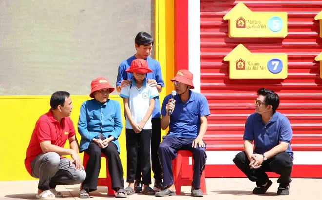 Quyền Linh khóc nghẹn cảnh bà cụ 77 tuổi bán ve chai nuôi cháu mồ côi