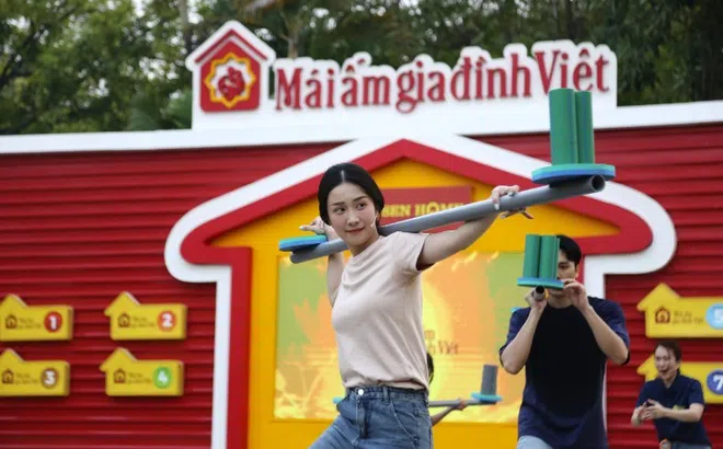 Jun Vũ khóc nghẹn trước cô bé mồ côi là trụ cột gia đình ở tuổi 17