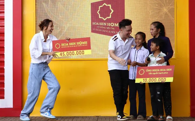 Minh Triệu trổ tài bịt mắt catwalk trong thử thách đánh chiêng