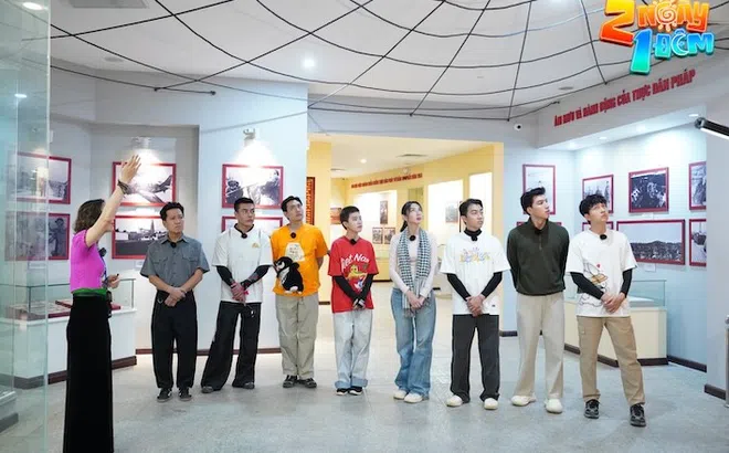 Dàn nghệ sĩ "2 ngày 1 đêm" xúc động khi đến Điện Biên