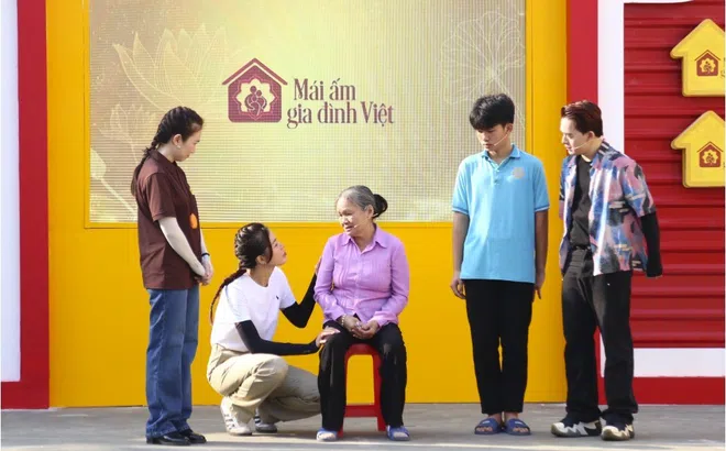 Siêu mẫu Minh Tú khóc nghẹn cảnh bà cụ 75 tuổi chật vật nuôi cháu mồ côi