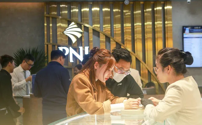 Vàng miếng khan hiếm, người dân đổ xô mua trang sức lấy may