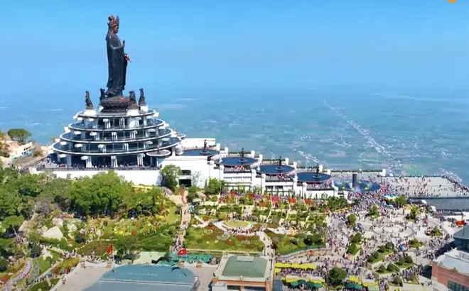 Việt Nam 365 ngày thú vị: Chuyến du hành vào thế giới tâm linh kì bí tại núi Bà Đen