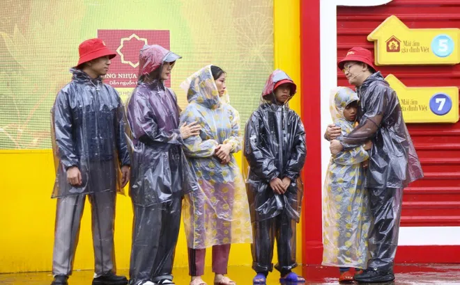 Hồng Diễm đội mưa làm thử thách, bỏ tiền túi hỗ trợ trẻ mồ côi