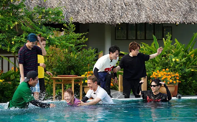 Cười ngất với "đại chiến" hồ bơi