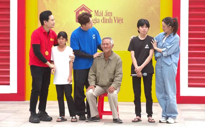 Ngô Kiến Huy khóc nghẹn cảnh ông cụ 70 tuổi làm chỗ dựa cho cháu mồ côi