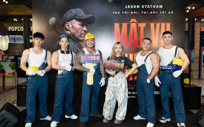 Fan hâm mộ hào hứng với họp báo "A Working Man - Mật vụ phụ hồ"