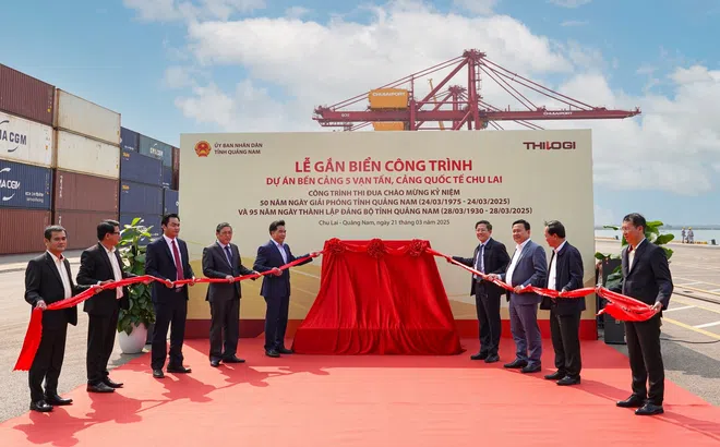 Lễ gắn biển công nhận công trình Bến cảng 5 vạn tấn, cảng quốc tế Chu Lai