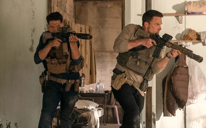 Thêm những hình ảnh mới từ bom tấn hành động Mật Danh: Kế Toán 2: Ben Affleck và Jon Bernthal hóa cặp anh em “máu chiến” nhất màn ảnh