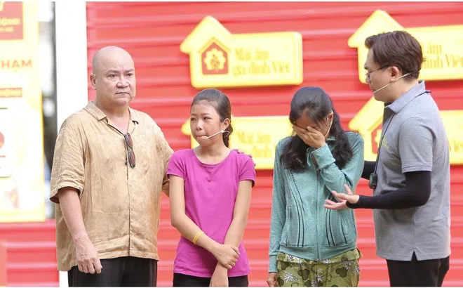 Nghệ sĩ Hoàng Sơn bật khóc trước người vợ ung thư thay chồng nuôi 2 con nhỏ