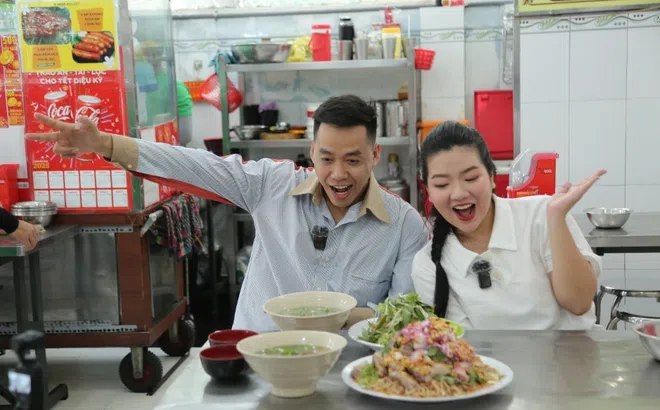 Quán ăn hạnh phúc: Chen Ru Lu cùng Bỏng Ngô Mario thích thú với Cháo vịt và bánh tằm bì quận 3