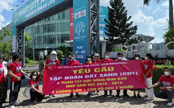 Hàng chục khách hàng phản đối tại lễ ra quân dự án căn hộ The Privé của Đất Xanh