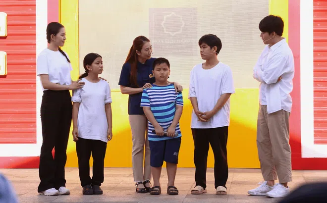 Xúc động trước nghị lực của người anh 23 tuổi gồng gánh nuôi hai em sau khi cha mẹ qua đời