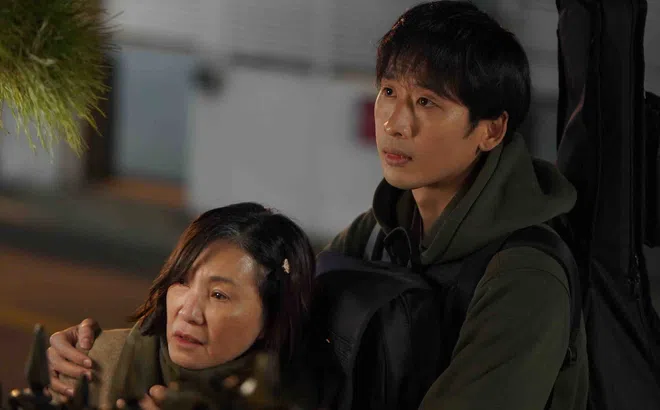 Độc lạ Mang Mẹ Đi Bỏ: Lần đầu tiên Tuấn Trần tự tay thiết kế tựa phim, dụng ý đầy thú vị từ ê-kíp sản xuất