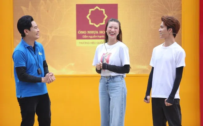 Mẹ mất vì bệnh K, cha bỏ rơi từ nhỏ, cậu bé vừa đi học vừa bán vé số giúp bà kiếm thêm
