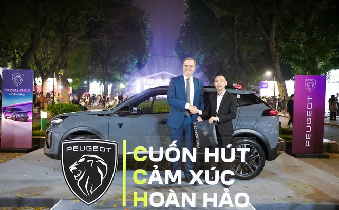Đại sứ Pháp trải nghiệm xe New Peugeot 2008 tại Lễ hội Balade en France 2025
