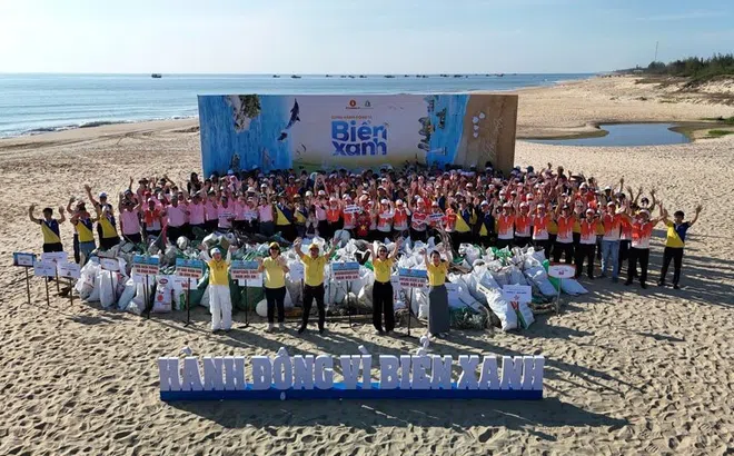 Gần 10.000 người vingroup và tình nguyện viên ra quân làm sạch bờ biển tại 28 tỉnh, thành phố
