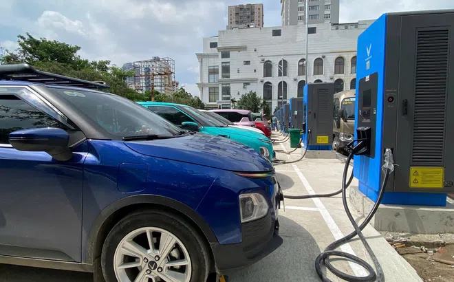 Hà Nội: V-Green mở trạm sạc siêu nhanh quy mô lớn đầu tiên tại Cầu Giấy