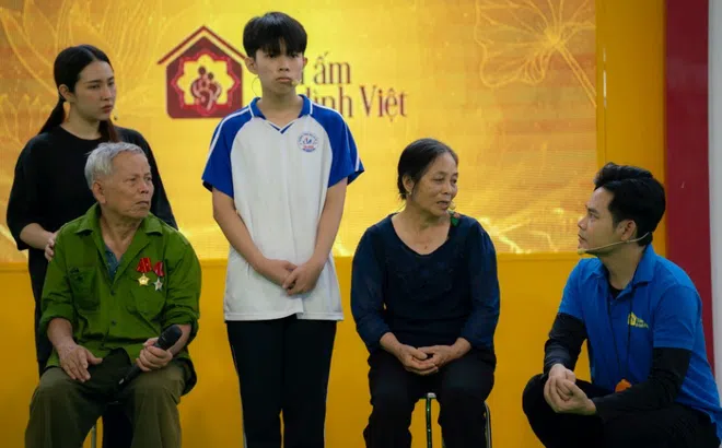 Quang Hải lặng người trước bà cụ 70 tuổi chật vật làm thuê nuôi cháu mồ côi