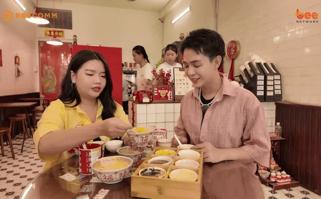 Tuấn Kiệt và Chen Ru Lu hào hứng với món chè lục bảo tại Bình Thạnh