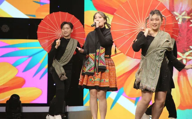 NSƯT Vân Khánh nghẹn ngào, Kim Tử Long đồng cảm với quá khứ mưu sinh của ông chủ đoàn lô tô