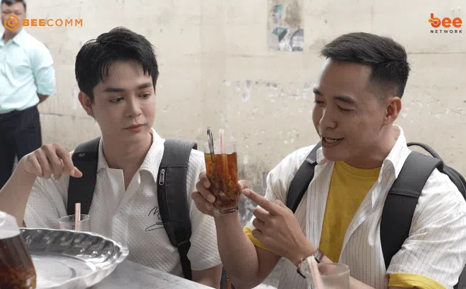 Tuấn Kiệt dẫn Bỏng Ngô Mario thưởng thức sữa ngũ vị tại chợ Thiếc
