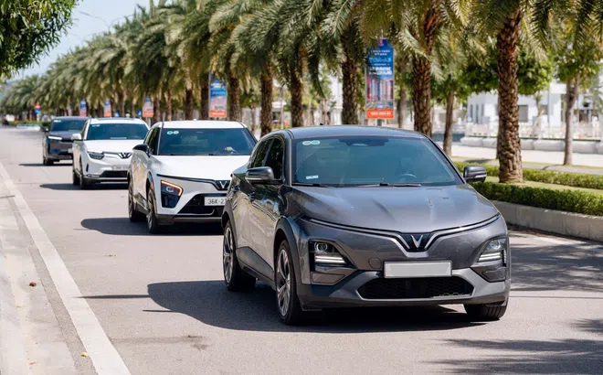 Khách hàng Cần Thơ “xé túi mù” VinFast trúng ngay xế xịn: Vừa mua VF 6 đã rinh thêm VF 5