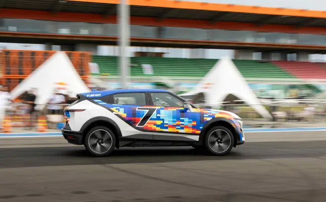 Từng sở hữu 2 xe xăng, ông chủ thương hiệu cafe kể chuyện chuyển sang VinFast VF 7 chỉ trong 30 phút