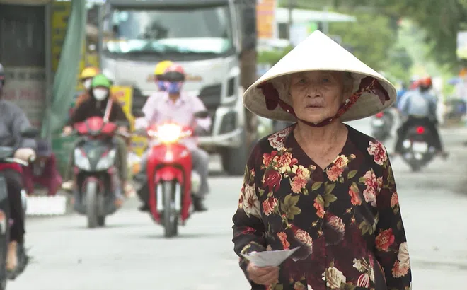 Chuyến xe nhân ái: Bà cụ hơn 70 tuổi nuôi con tâm thần và cháu mồ côi trong căn trọ chật hẹp