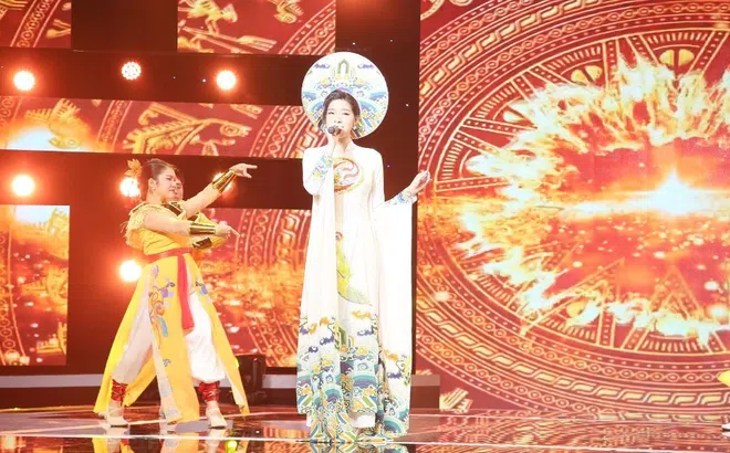 Nhạc sĩ Nguyễn Văn Chung nhắc nhở thí sinh “Giai Điệu Ước Mơ”: Mặc áo dài cầu kỳ thì nhớ tập catwalk