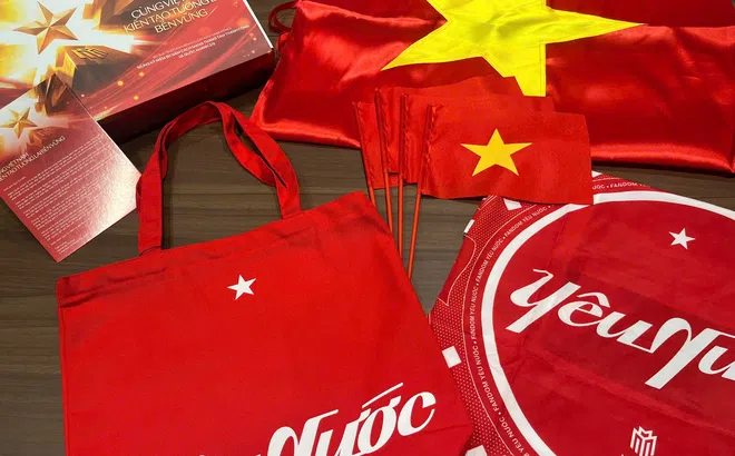 Cư dân Masterise Homes nhận quà "yêu nước", tự hào chung tay "phủ đỏ" Việt Nam