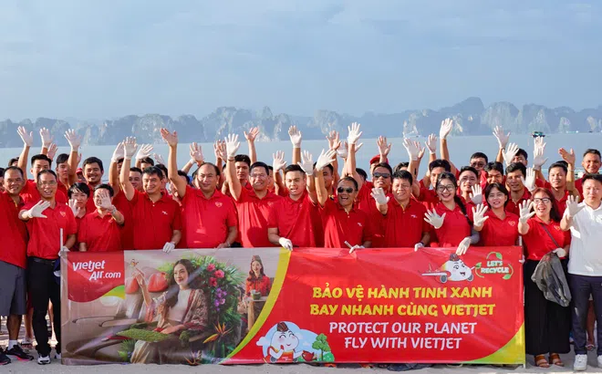Gần 600 “chiến binh” Vietjet đồng loạt ra quân làm sạch biển Hạ Long