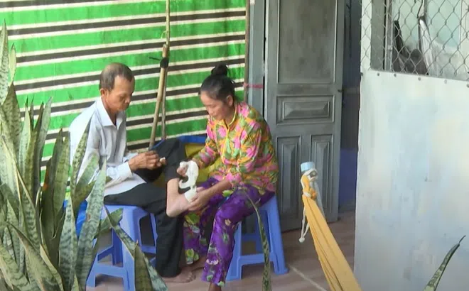 Chuyến xe nhân ái: Người đàn ông Cần Thơ ba lần gặp nạn vẫn gắng gượng chạy xe ôm nuôi cả gia đình