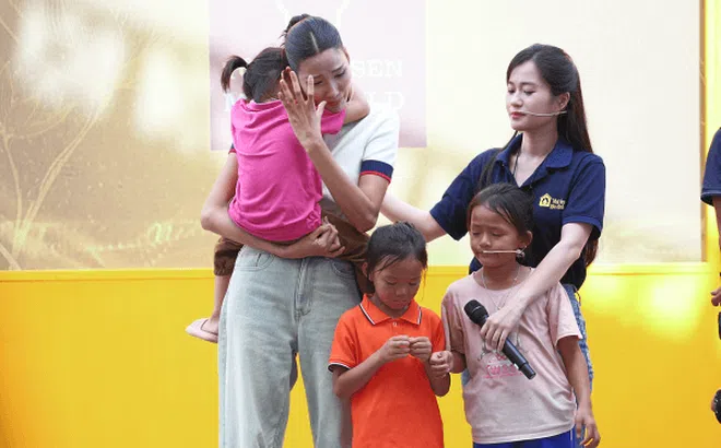 Mái ấm gia đình Việt: Hoàng Thùy bật khóc khi bé gái mất mẹ ôm chặt mình không rời