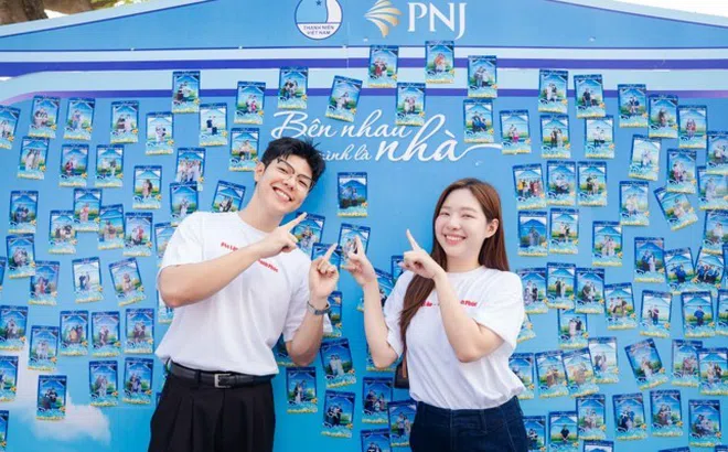 Ngày hội “Gia đình trẻ hạnh phúc 2025” khai mạc tại Hồ Gươm - Lan tỏa thông điệp hành trình yêu thương