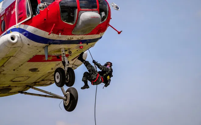 Cảnh MONO ngồi trực thăng, đáp xuống nóc toà nhà Trung tâm Hội nghị Quốc gia khiến khán giả "choáng ngợp"