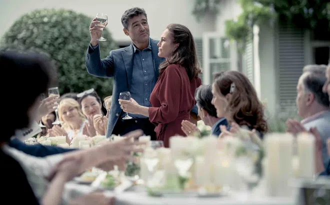 Dylan O'Brien và Phoebe Dynevor nên duyên trong “drama gia đình” căng thẳng nhất dịp cuối năm