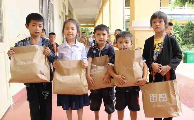 Từ trái tim UNIQLO: 1 tỷ đồng và 3.400 món quà RE.UNIQLO gửi đến học sinh vùng lũ