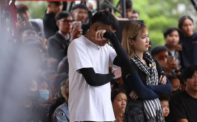 MisThy rơi nước mắt khi cô bé 10 tuổi hỏi: “Không biết mẹ có thương con không?”