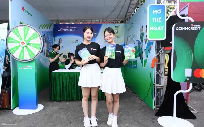 VPIM 2025: Khách hàng hào hứng trải nghiệm công nghệ “chạm” tại gian hàng VPBank