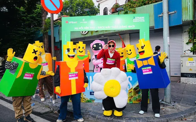 Những trang phục độc đáo trên đường chạy VPBank Hanoi International Marathon 2025