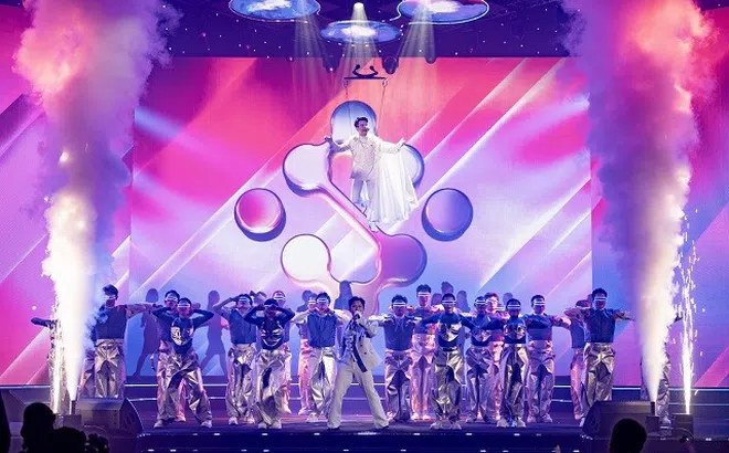 Chủ tịch KienlongBank ''bay'' giữa sân khấu, hát song ca cực cháy cùng Bùi Công Nam