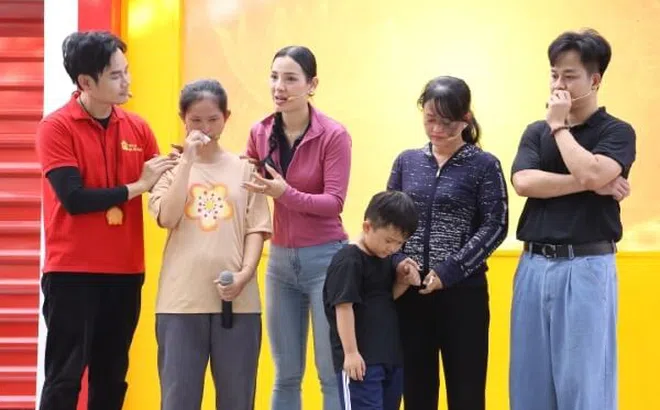 Quách Tuấn Du xúc động nhớ tuổi thơ đi bán bánh dạo, đồng cảm với cô bé mồ côi ở “Mái ấm gia đình Việt”