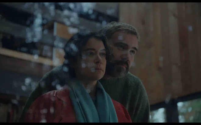 Kỳ An Nghỉ - Sự kết hợp đầy “điên tình” giữa “She-Hulk” Tatiana Maslany và quý tử nhà Sutherland